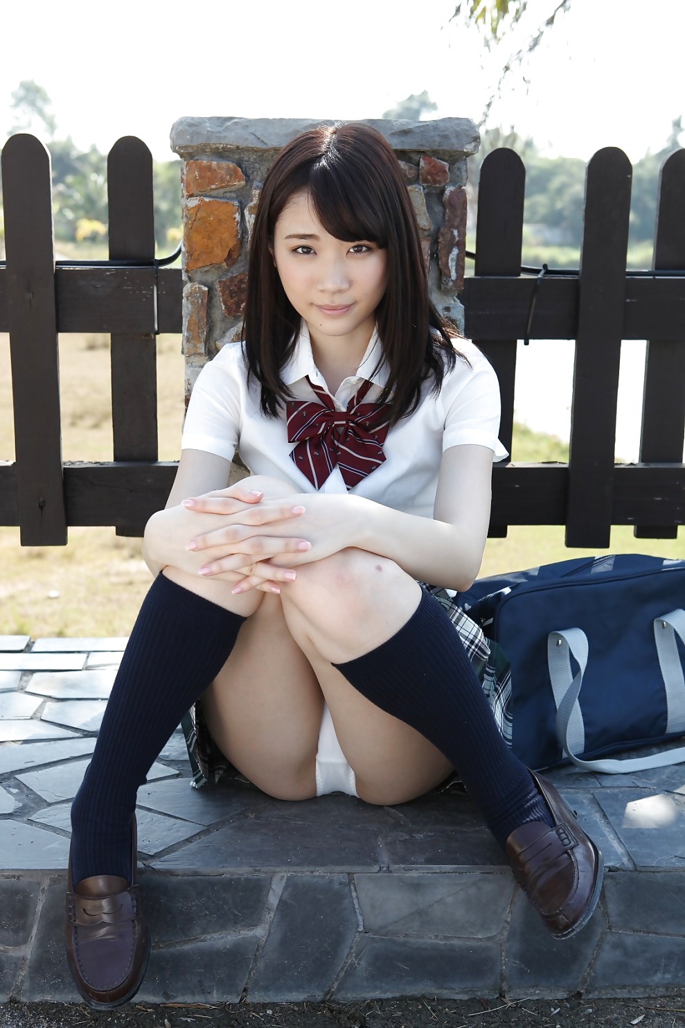 Hübsche japanische Schülerin prangt in Uniform. - Bild 5